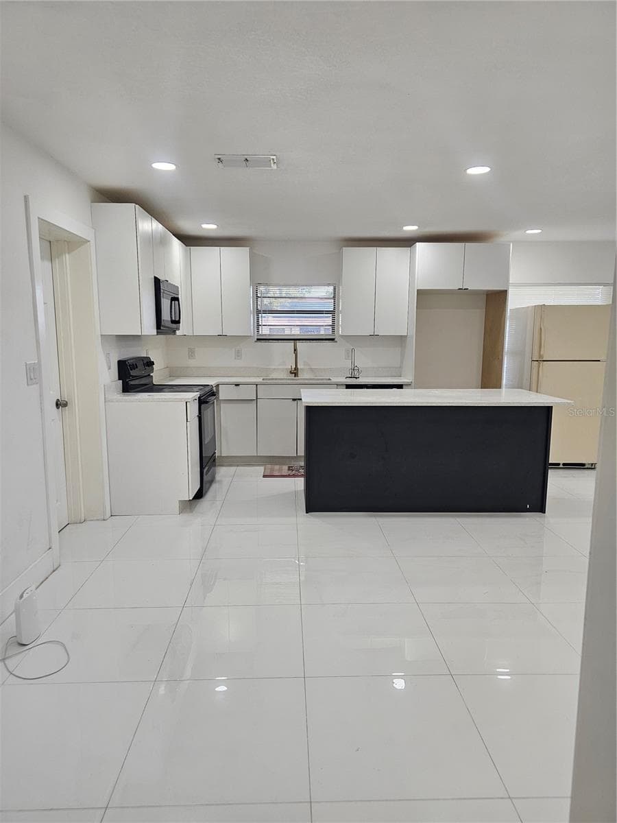 Single Family Residence at 6125 LIBERTY AVE, TEMPLE TERRACE, photo 4 of 28