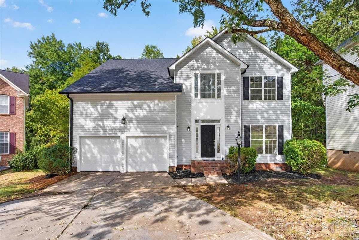 Single Family Residence at 2536 Thornfield Road, Charlotte, photo 2 of 39