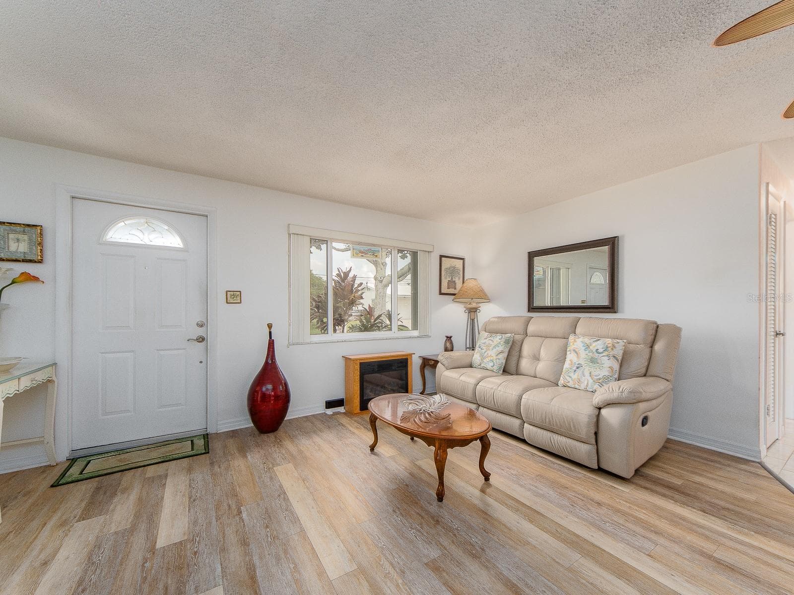 Entry - 14104 89TH AVE, SEMINOLE