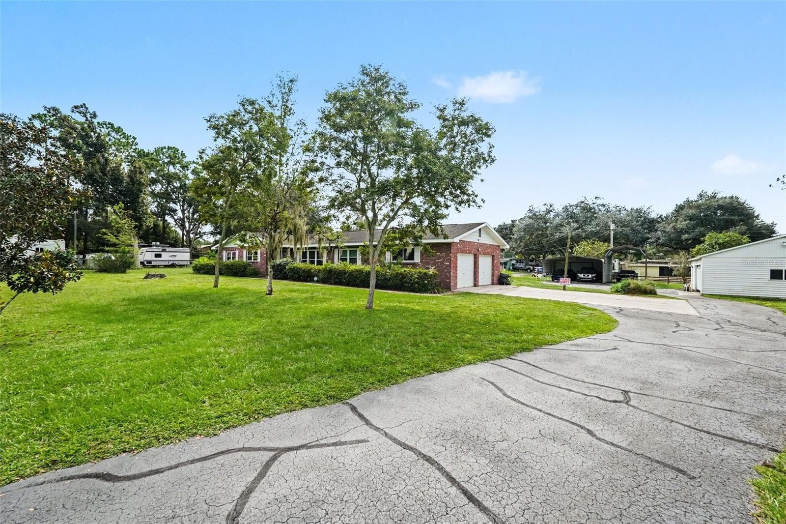 Private driveway to home - 39800 COUNTY ROAD 54, ZEPHYRHILLS