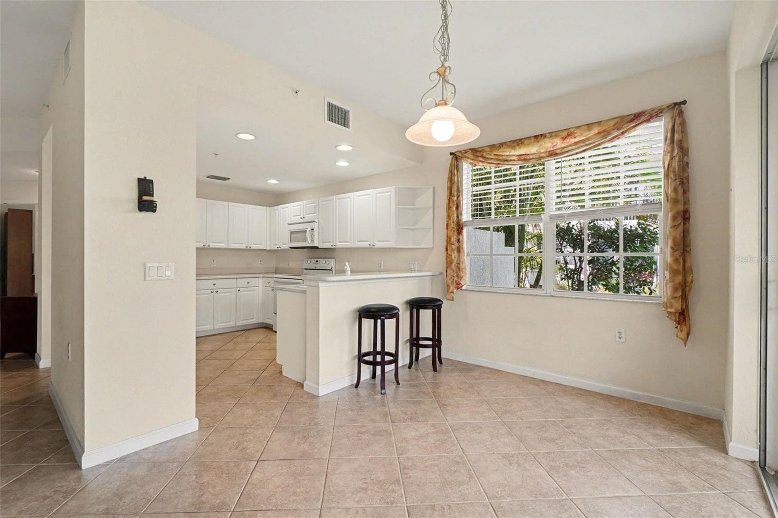 Open dining and Kitchen - 4683 CLUB DR #101, PORT CHARLOTTE