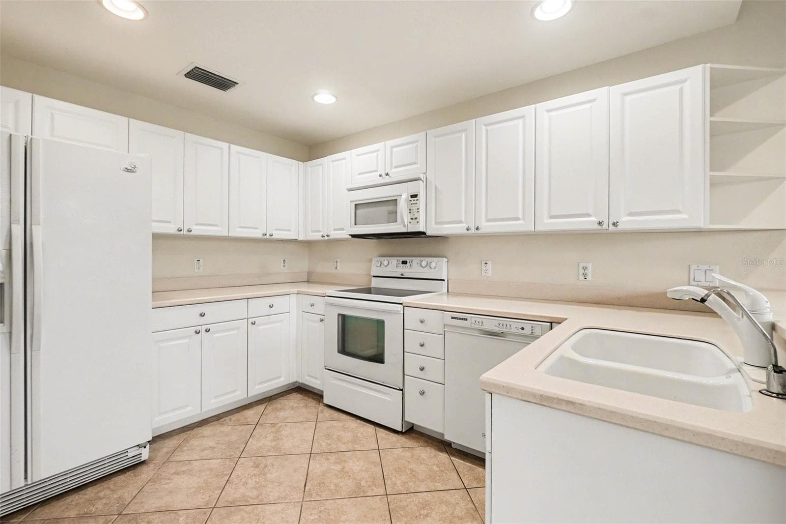 U-Shape Kitchen for efficiency for the cook of the home - 4683 CLUB DR #101, PORT CHARLOTTE