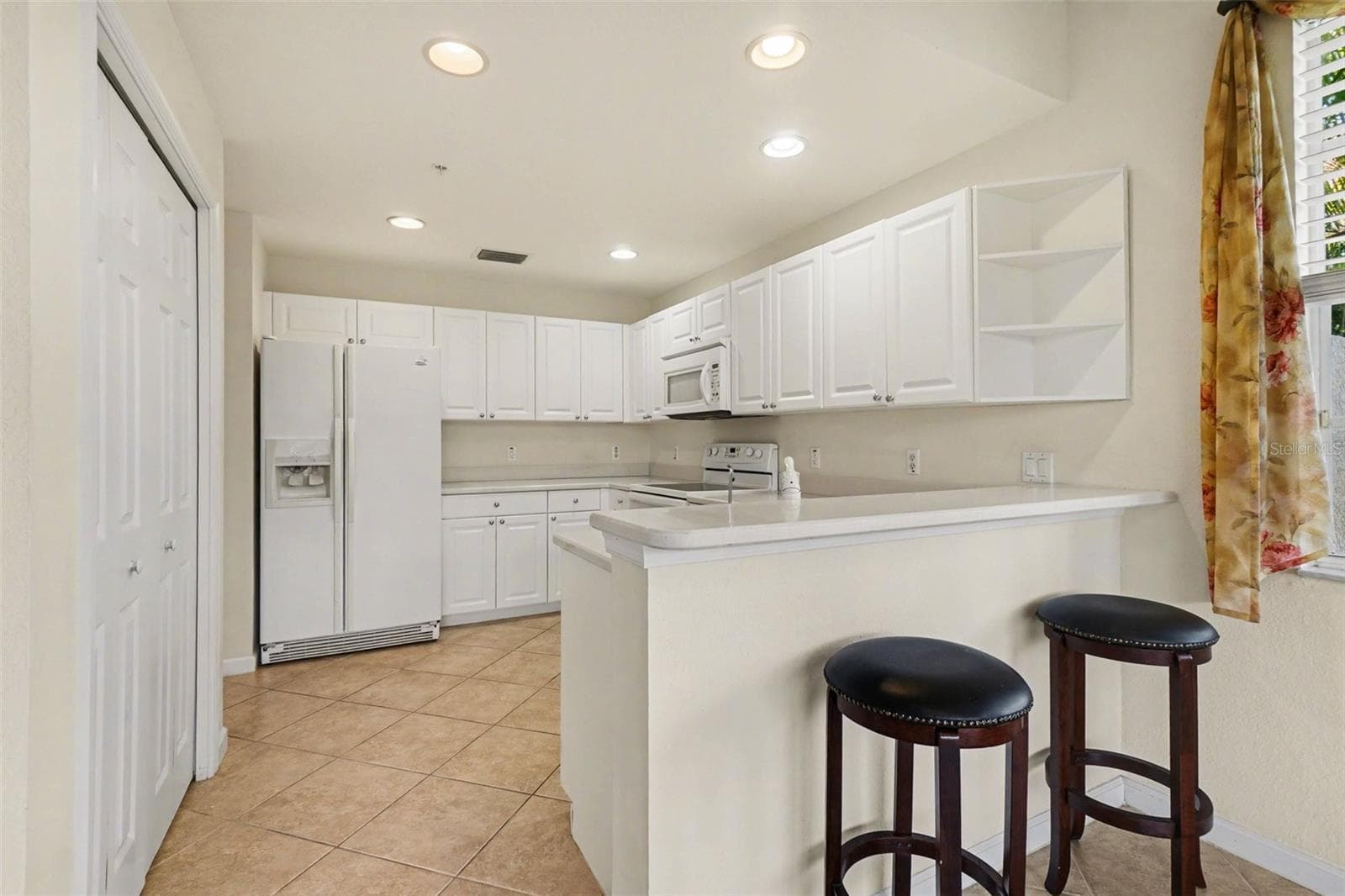 Breakfast Bar is great for that morning cup of coffee or just visiting with the family! - 4683 CLUB DR #101, PORT CHARLOTTE