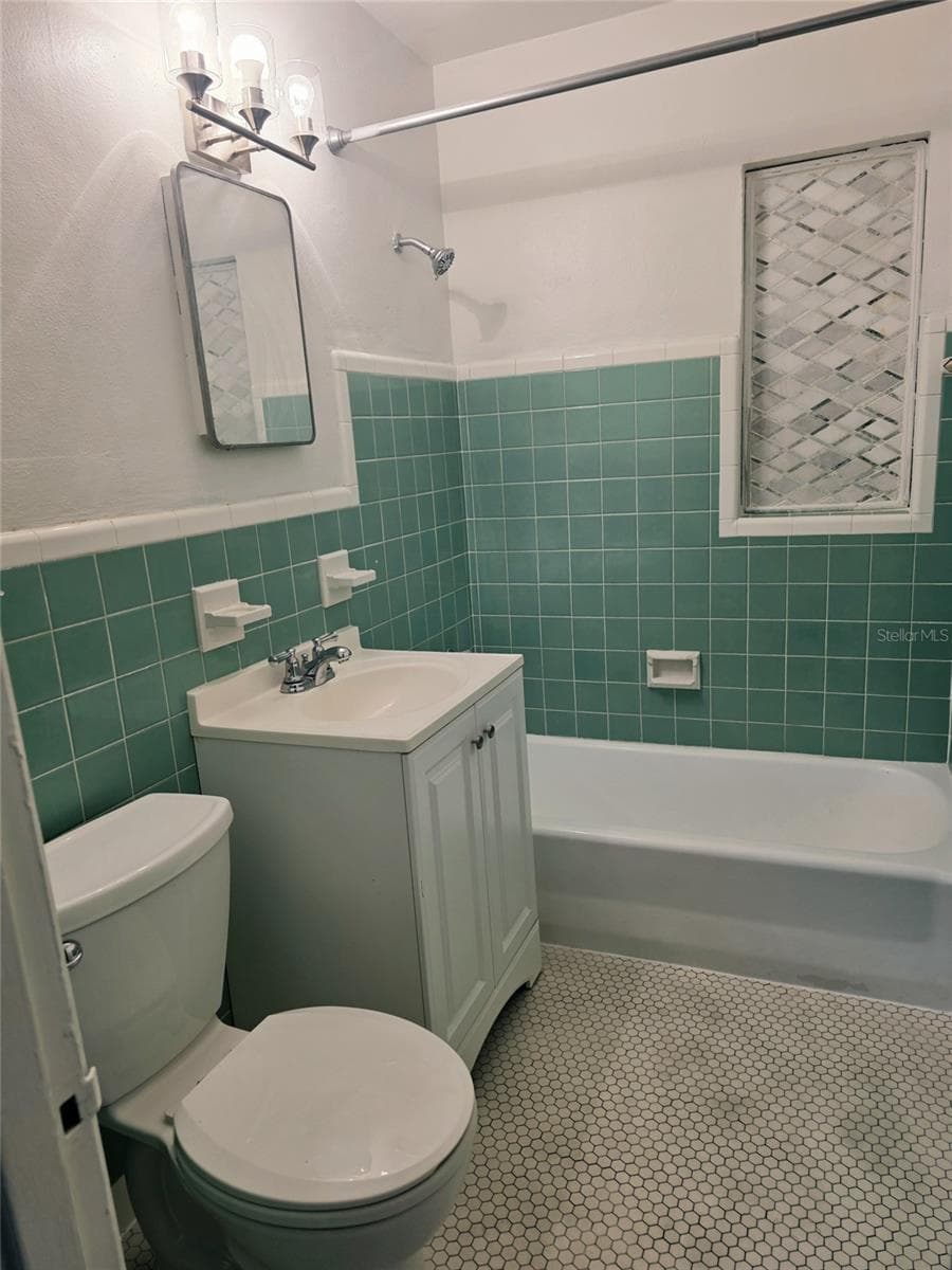 Hall Bathroom - 2103 N HAROLD AVE, TAMPA