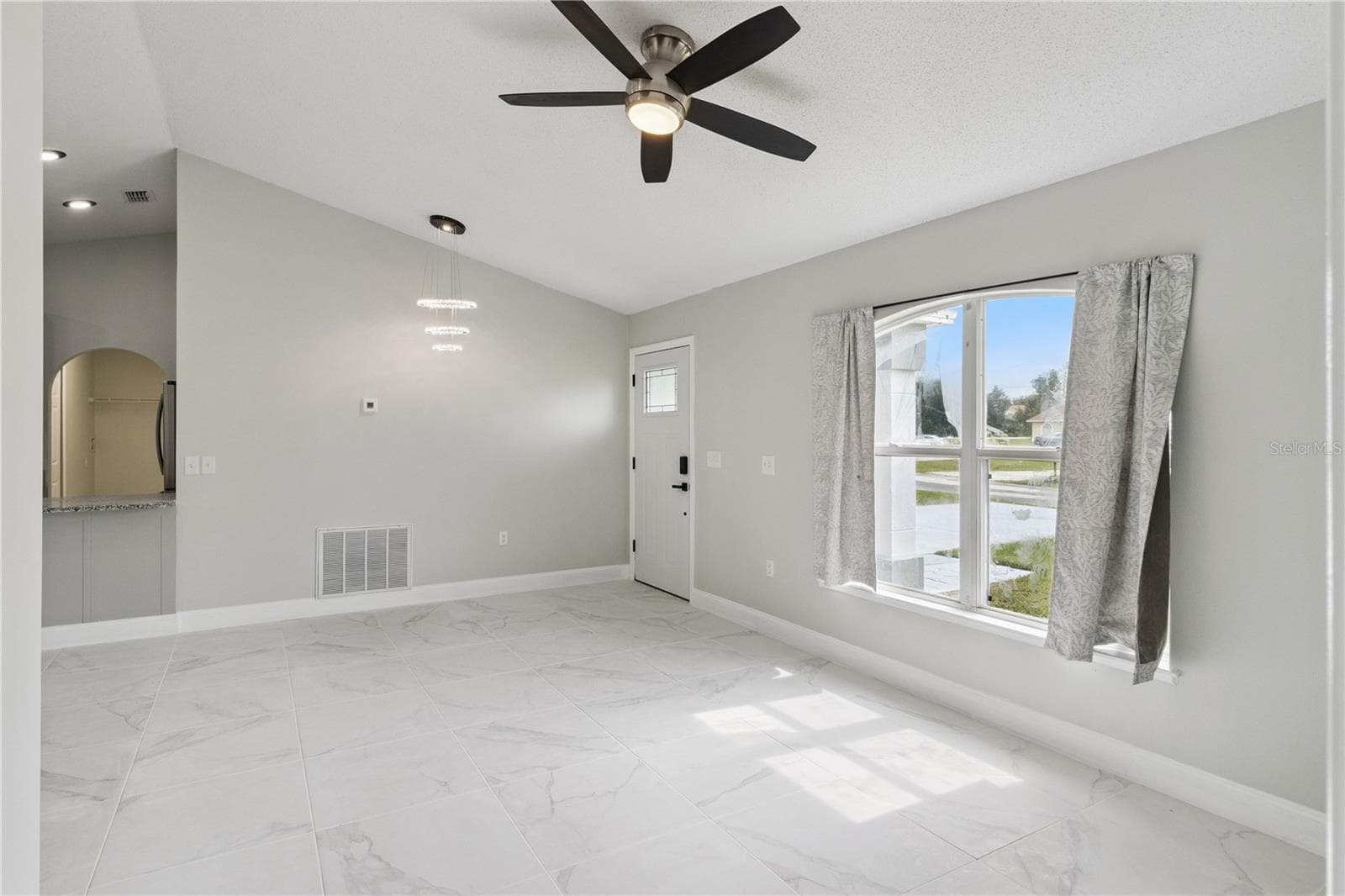 Front Entrance/Living Room - 1011 EIFFEL LN, KISSIMMEE