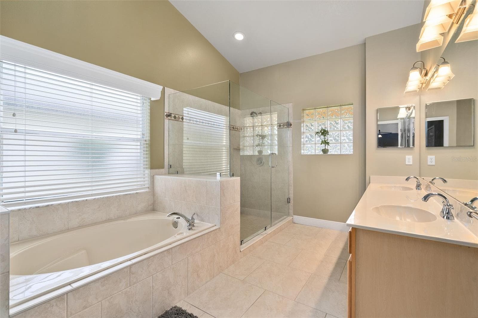 Single Family Residence at 13715 BLUEWATER CIR, ORLANDO, photo 32 of 45