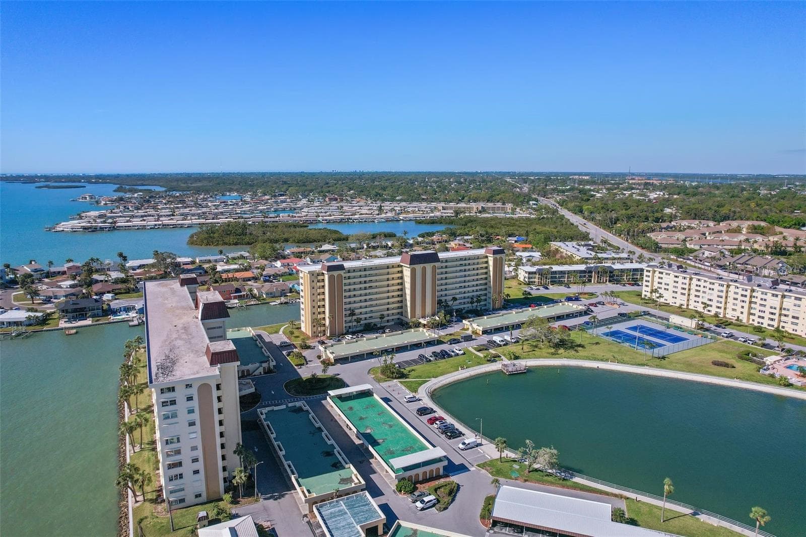 Condominium at 4550 COVE CIR #808, ST PETERSBURG, photo 35 of 47