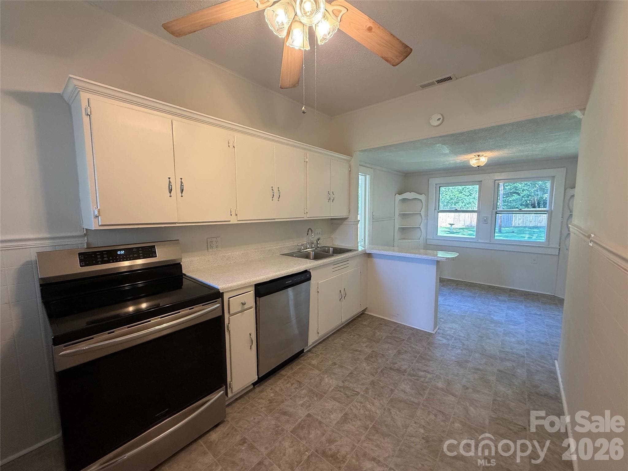 Single Family Residence at 208 Pressly Street, Clover, photo 2 of 15