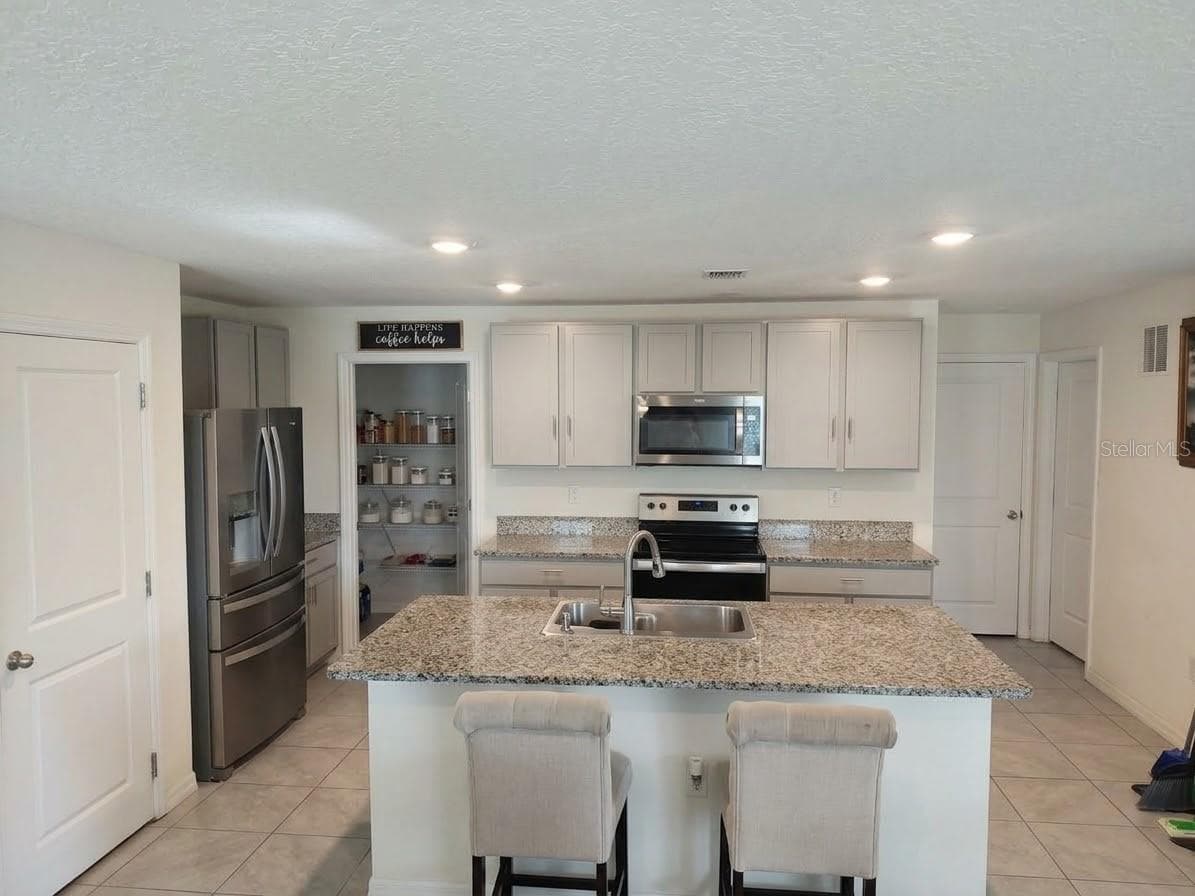 Open-concept kitchen - 5058 GRANITE DUST PL, PALMETTO