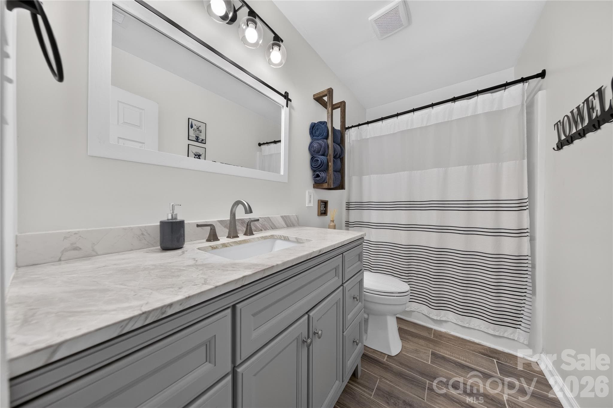 Remodeled full upstairs bathroom - 5725 Lindley Crescent Drive, Indian Trail