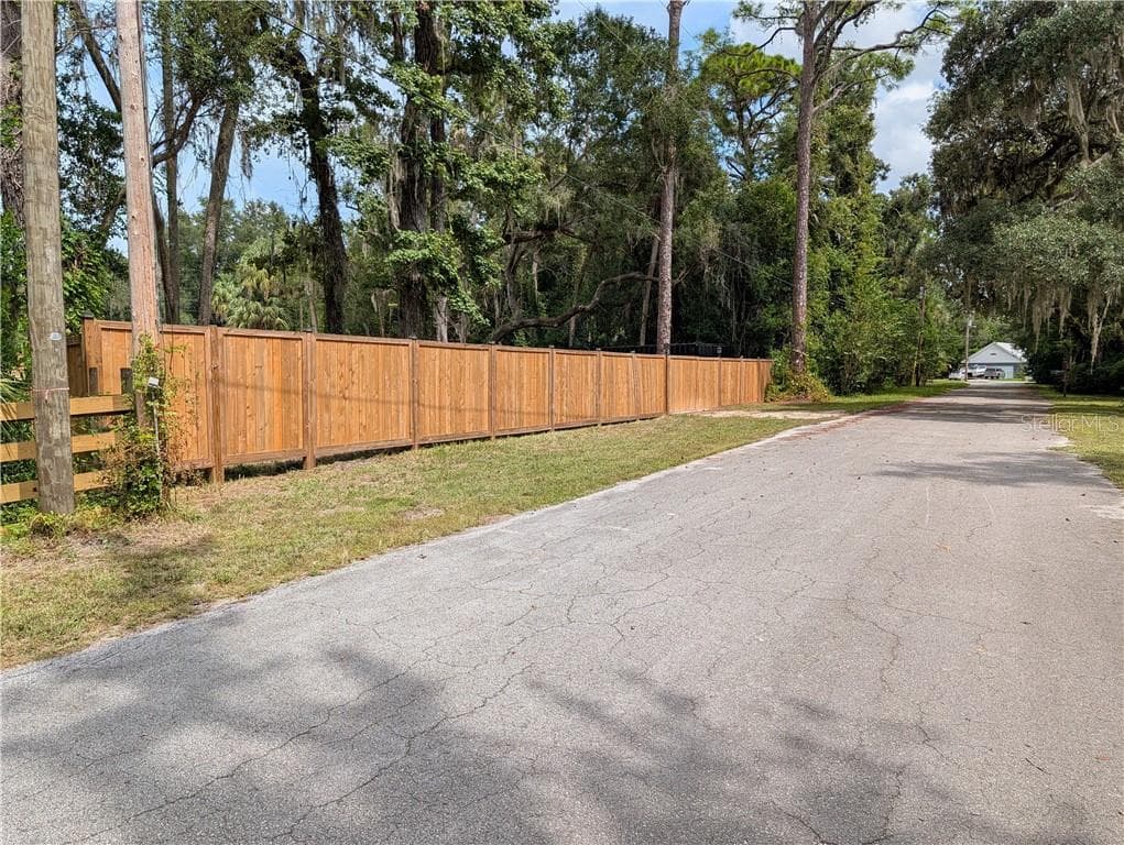 View of fence on Oak Dr. - 34 Palm DR, INGLIS FL 34449