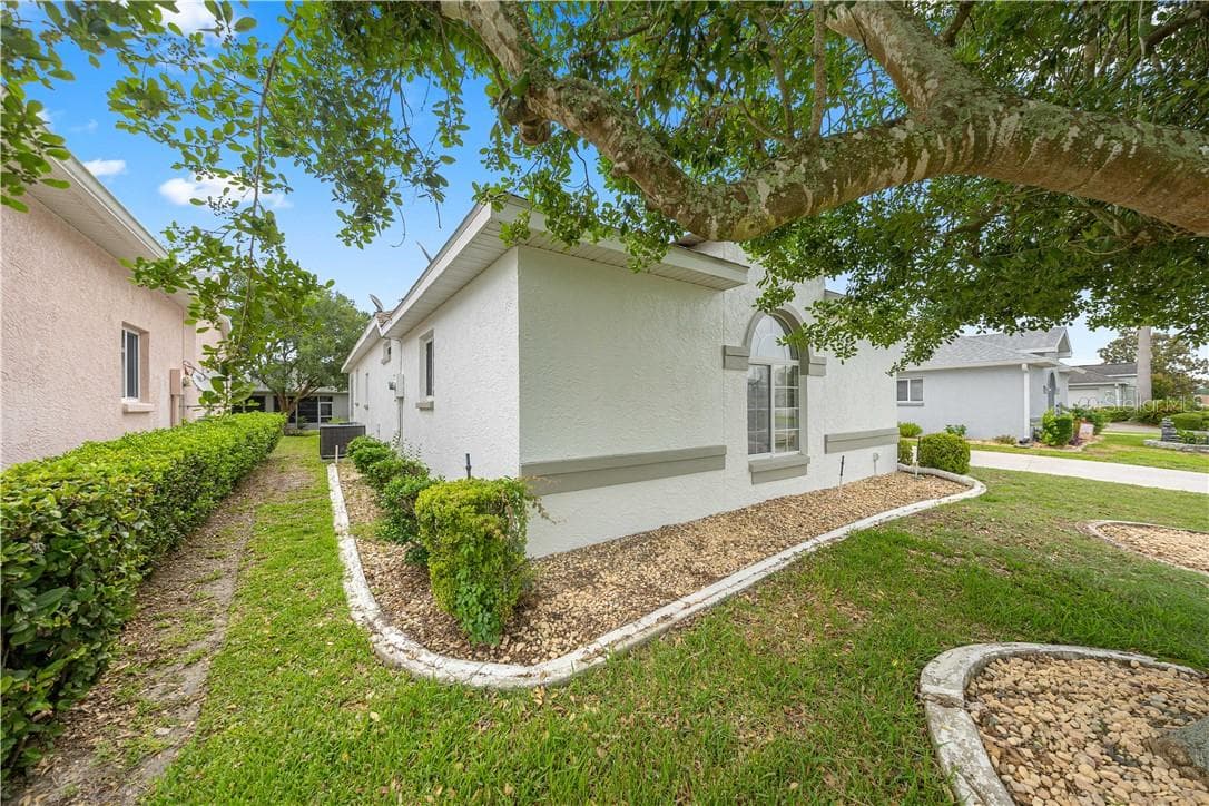 Mature & Private Landscaping - 2379 NW 55th Avenue RD, OCALA FL 34482, Ocala