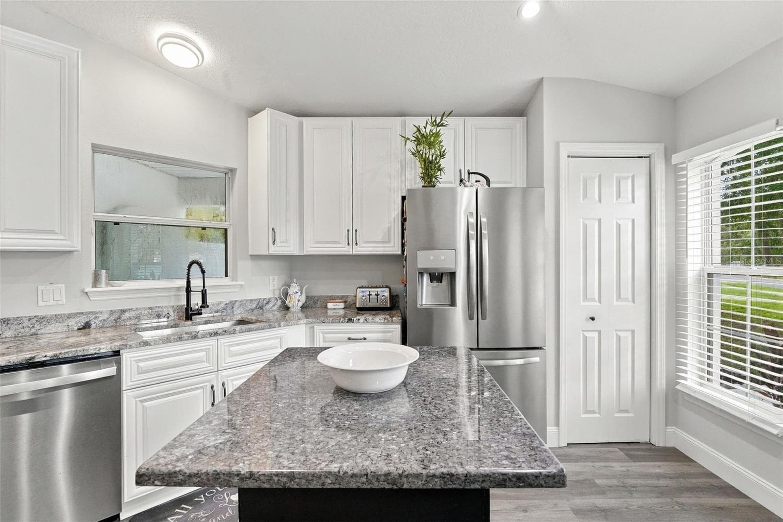 This beautiful island is portable. - 430 DEANNA CIR, DELAND