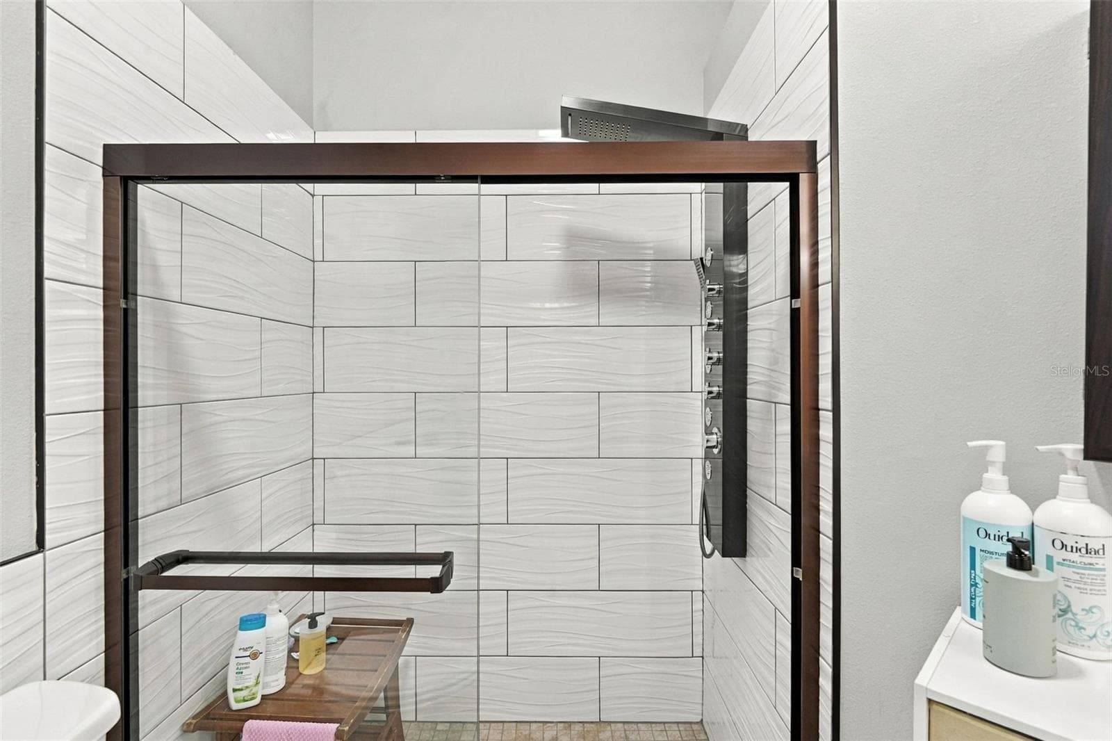 Large walk-in shower in the ensuite bath. - 430 DEANNA CIR, DELAND