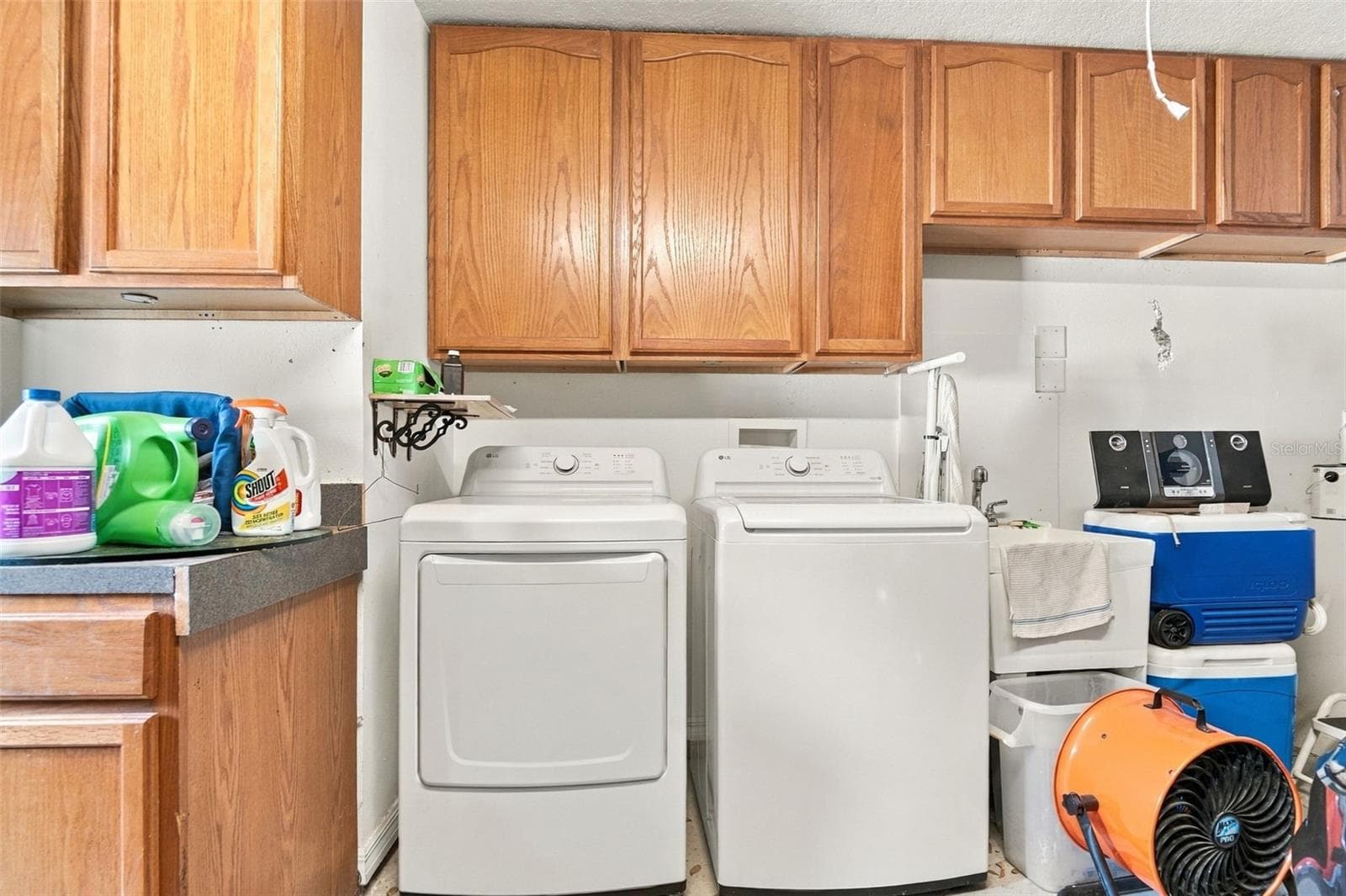 The washer and dryer DO stay with your new home. - 430 DEANNA CIR, DELAND
