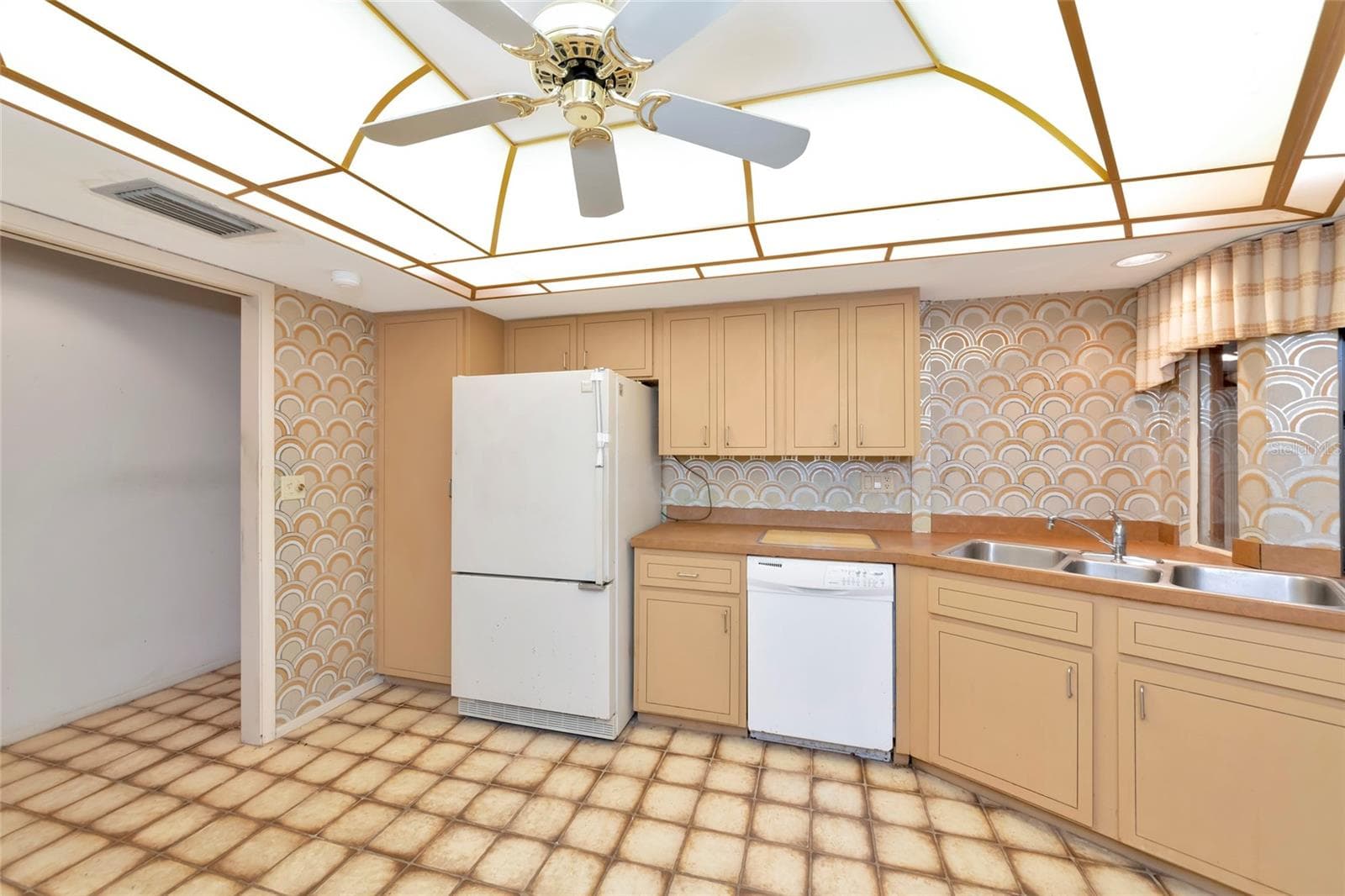 The Kitchen is Ripe for Remodeling - 4781 STONE RIDGE TRL, SARASOTA