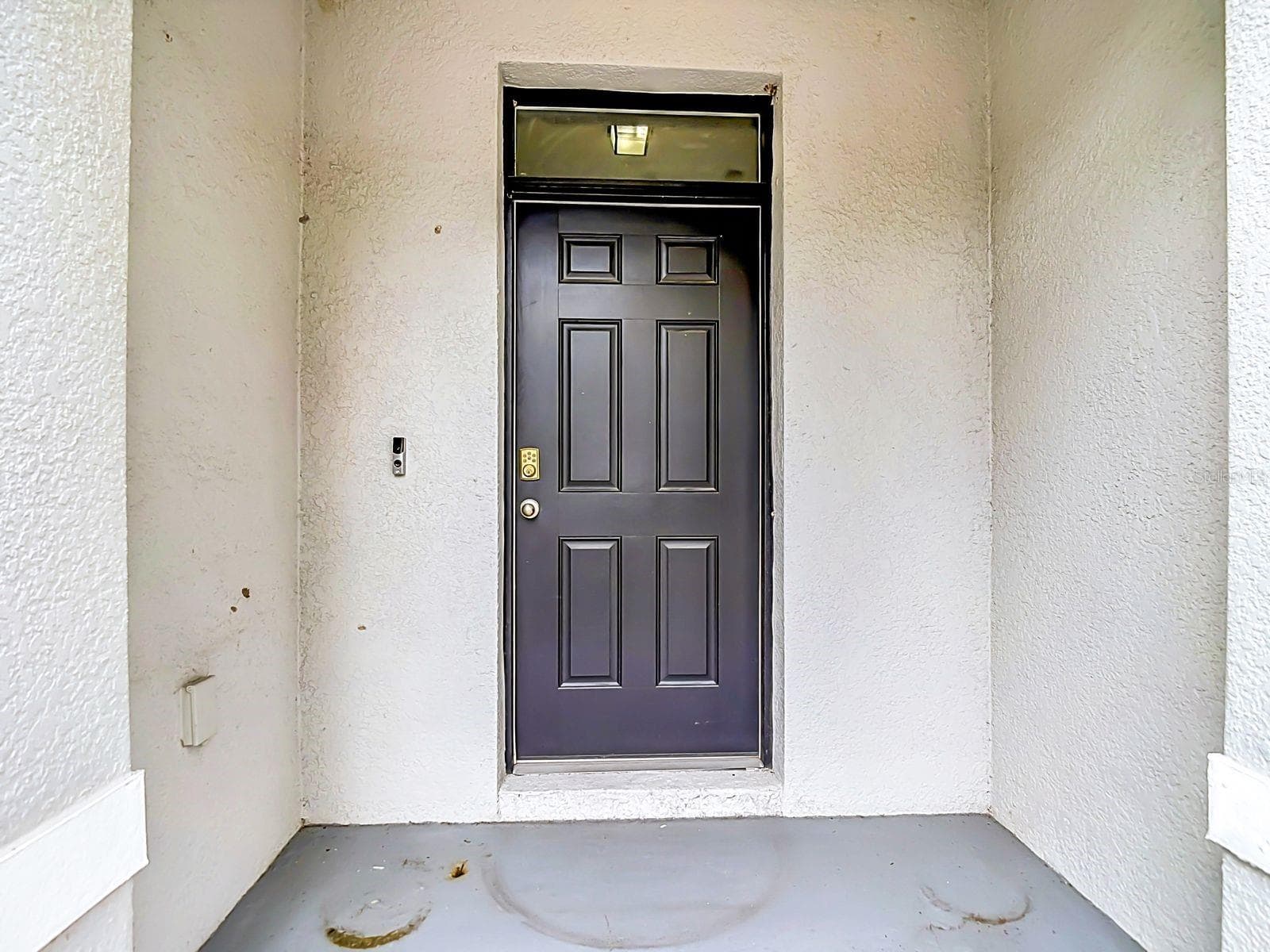 Covered entry with an electrical outlet for holiday decorations - 3328 PLEASANT WILLOW CT, BRANDON