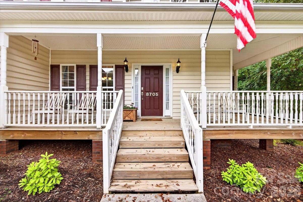 Single Family Residence at 8705 Dartmoor Place, Charlotte, photo 6 of 44