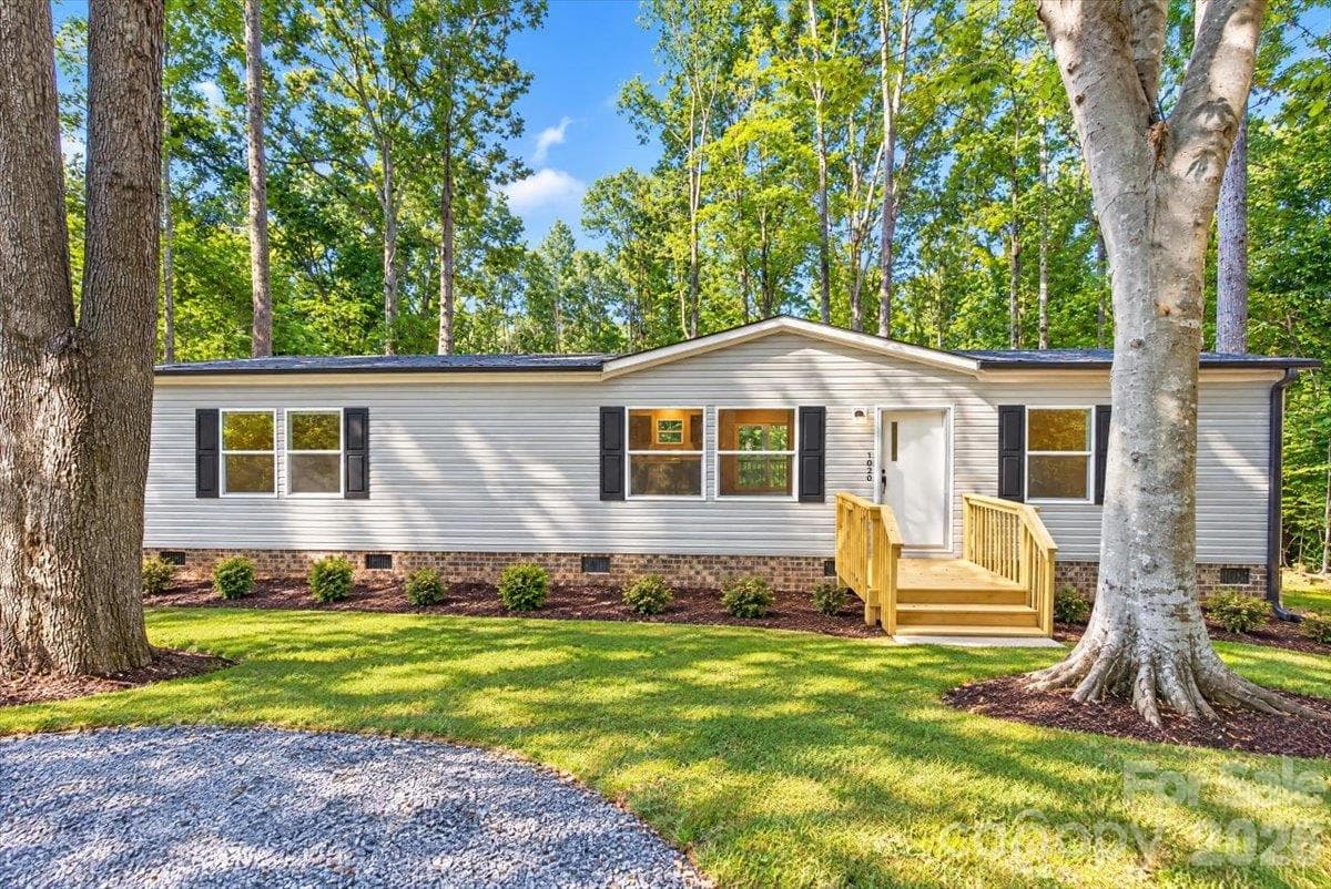 Single Family Residence at 1020 Freedom Drive, Statesville, photo 2 of 27
