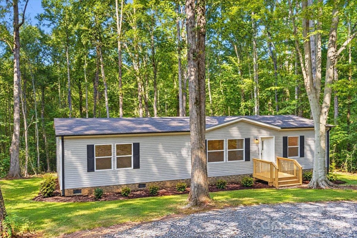 Single Family Residence at 1020 Freedom Drive, Statesville, photo 3 of 27
