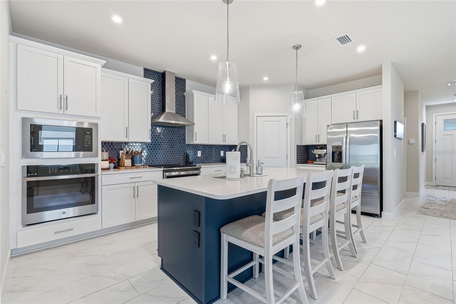Single Family Residence at 14437 MAIDEN TER, LAKEWOOD RANCH, photo 9 of 29