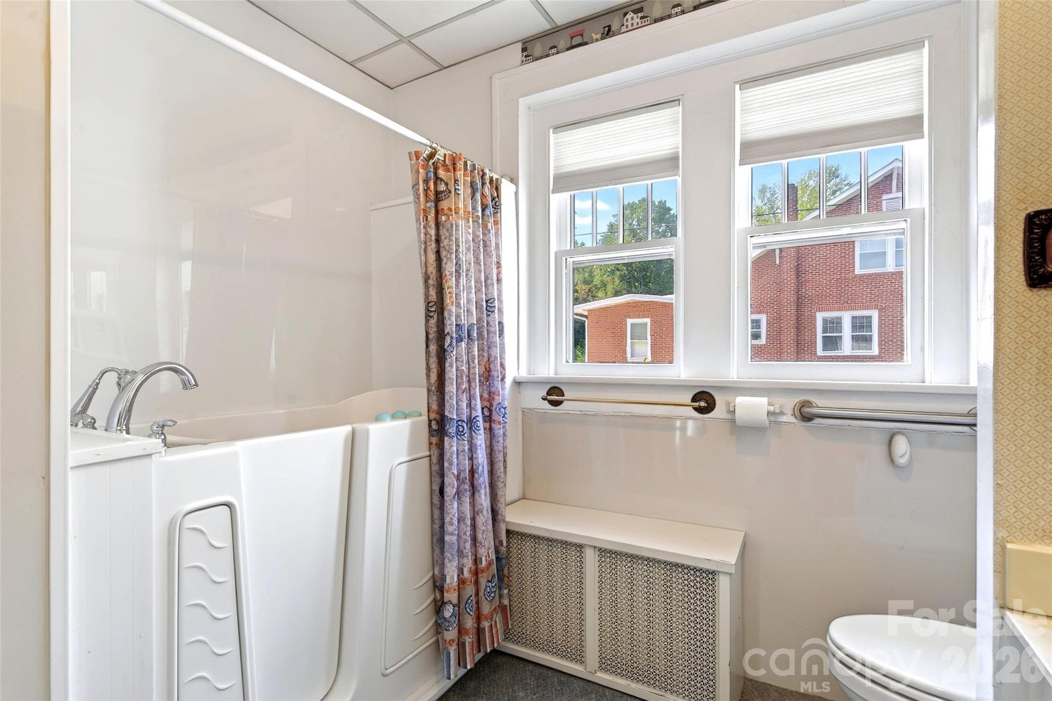 Walk-in tub - 606 A Rutherford Road, Marion