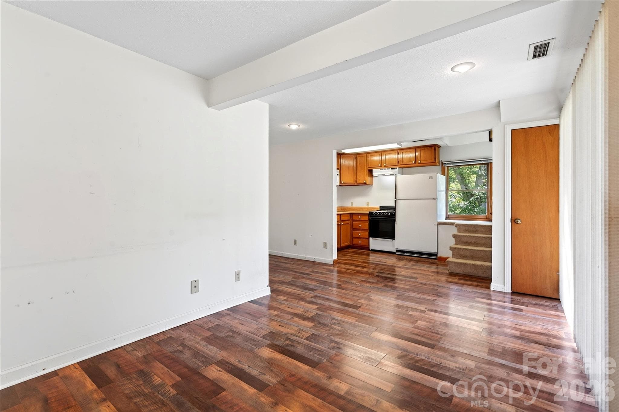 Guest house living room/kitchen - 606 A Rutherford Road, Marion