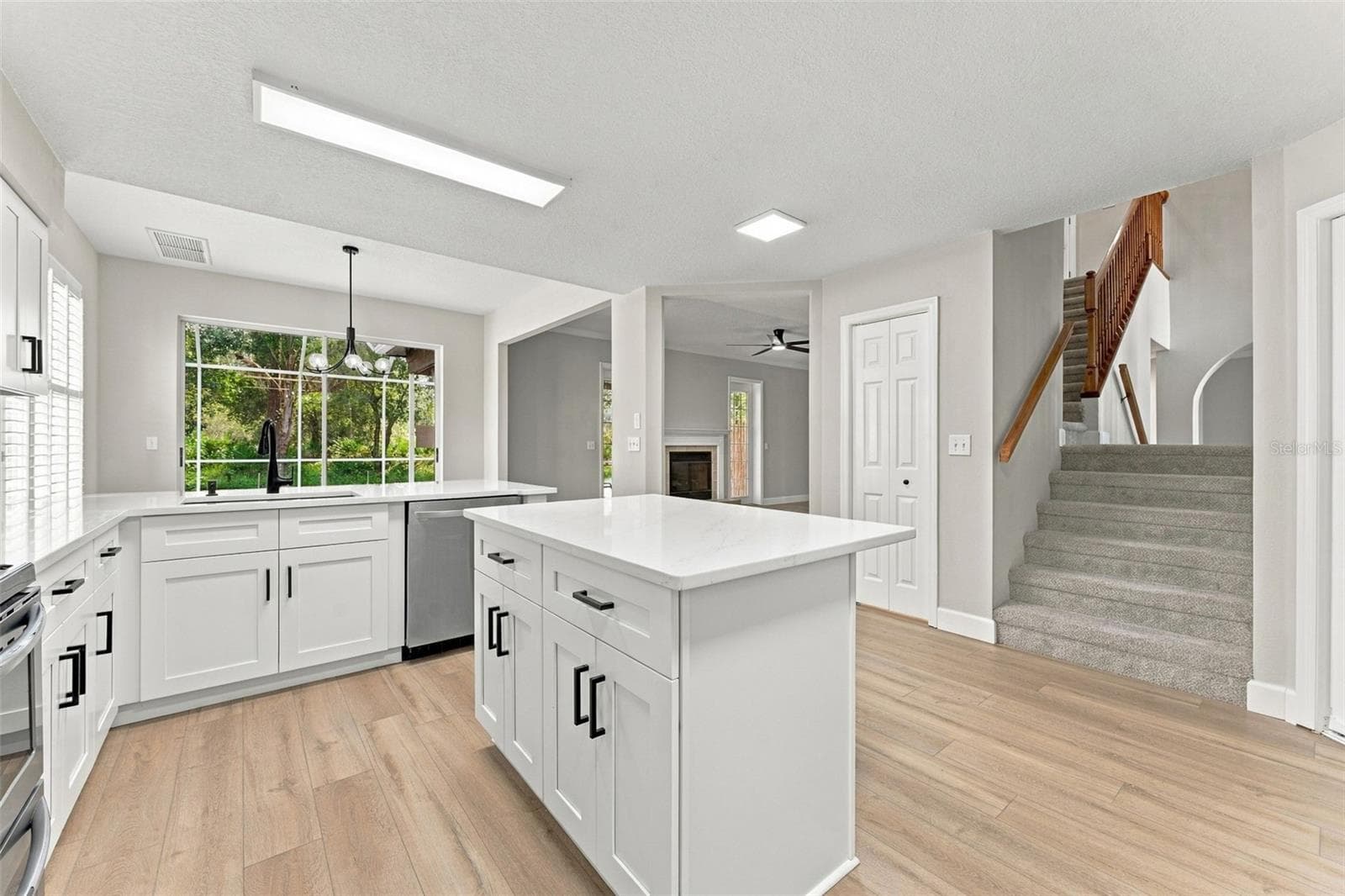 Kitchen view looking towards the back of the home - 10102 VISTA POINTE DR, TAMPA
