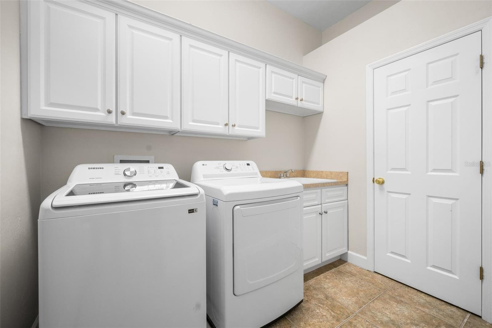 Laundry room off of the garage - 11952 NW 69TH WAY, ALACHUA