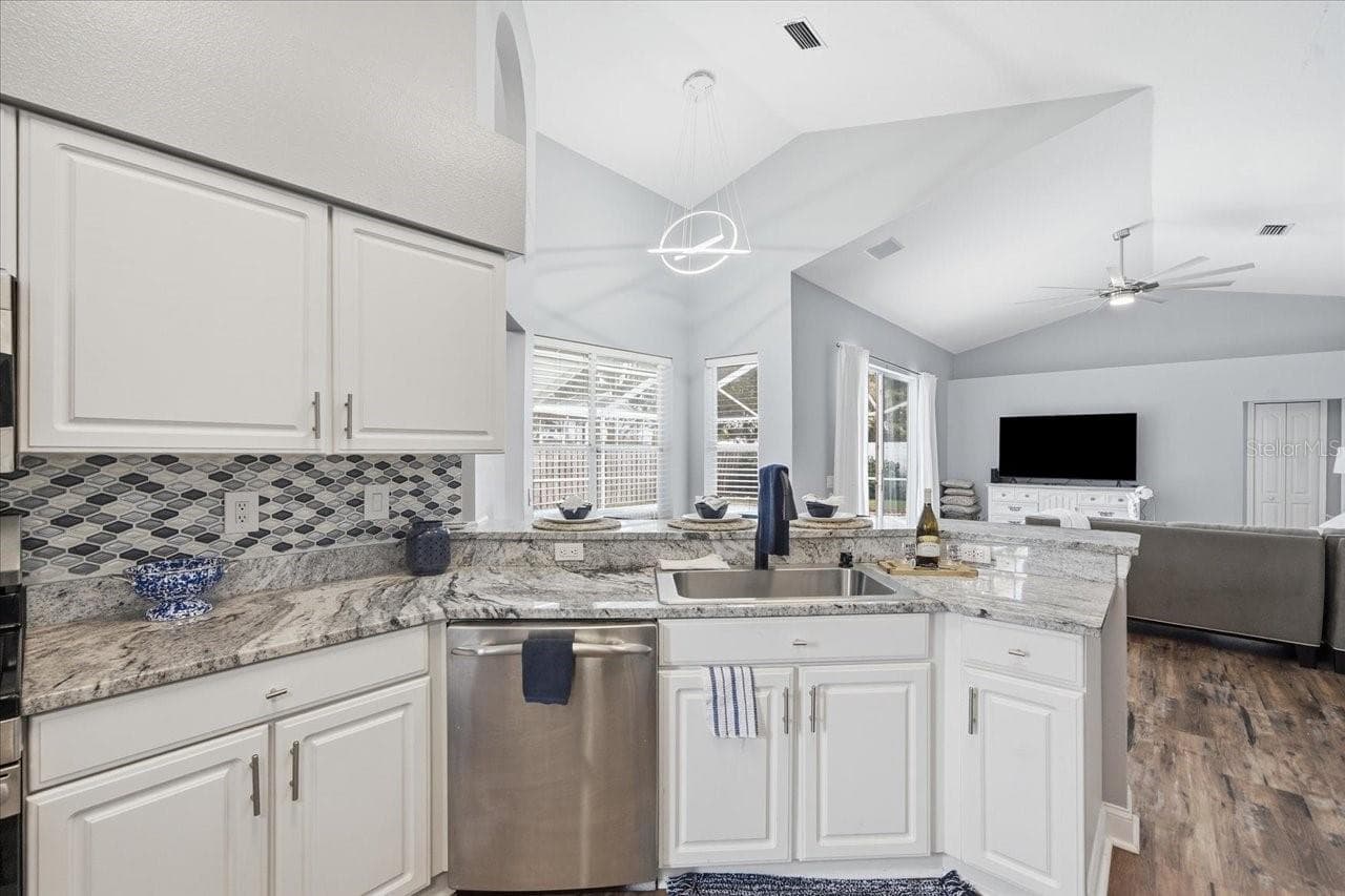Single Family Residence at 18009 PALM BREEZE DR, TAMPA, photo 19 of 63