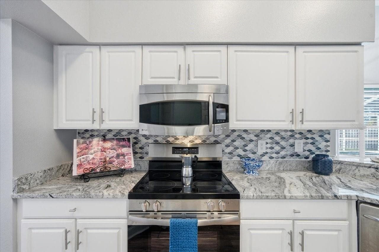 Single Family Residence at 18009 PALM BREEZE DR, TAMPA, photo 20 of 63