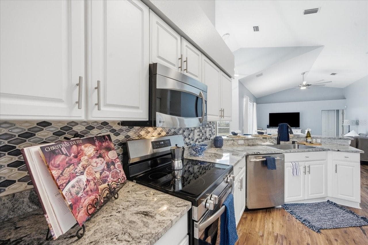 Single Family Residence at 18009 PALM BREEZE DR, TAMPA, photo 21 of 63