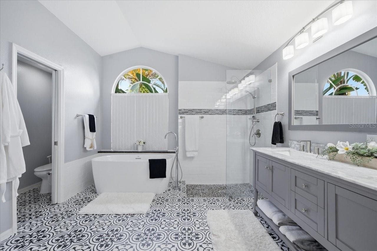 Primary En-suite - 18009 PALM BREEZE DR, TAMPA