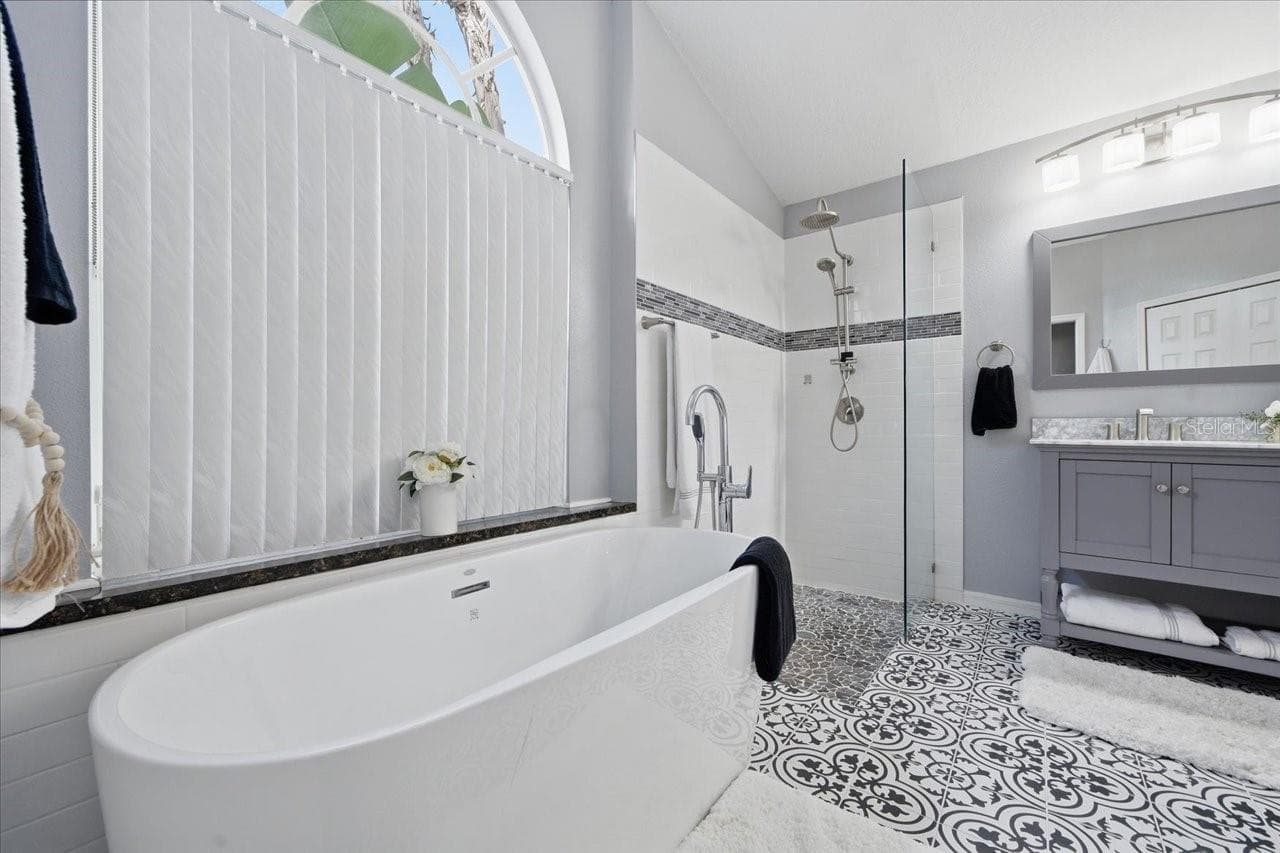 Single Family Residence at 18009 PALM BREEZE DR, TAMPA, photo 36 of 63