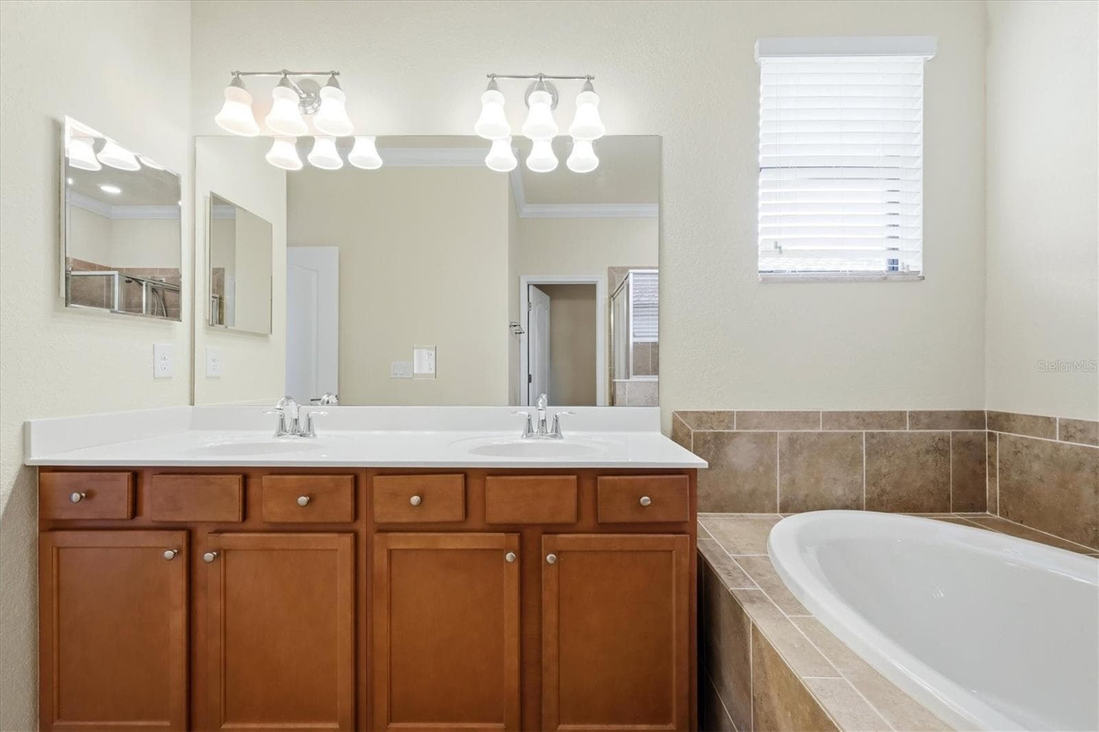 Single Family Residence at 12360 CANAVESE LN, VENICE, photo 26 of 85