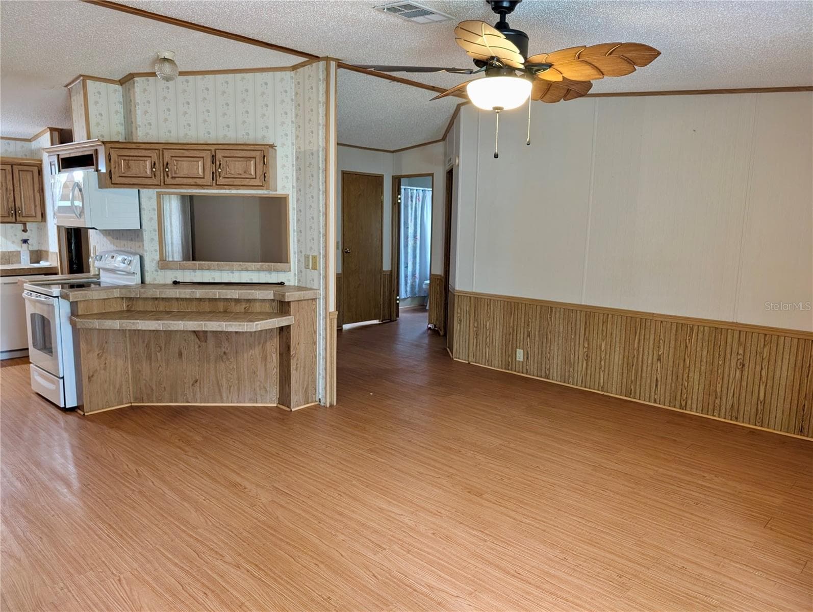 Manufactured Home at 12180 NE 238TH TER, SALT SPRINGS, photo 4 of 29