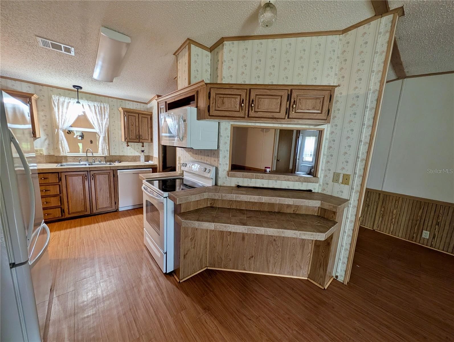 Manufactured Home at 12180 NE 238TH TER, SALT SPRINGS, photo 7 of 29