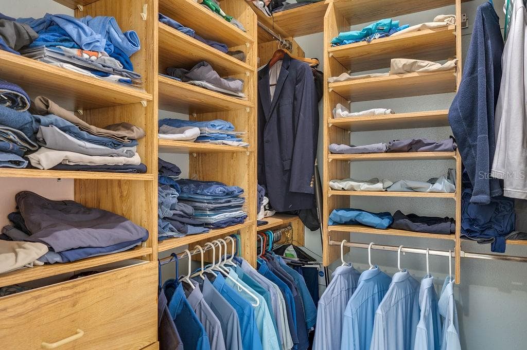 2 walk in closets - 8004 NW 11TH AVE, BRADENTON