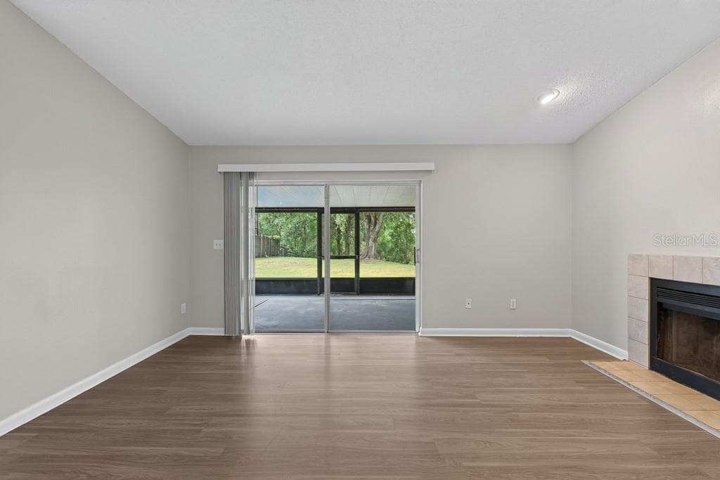 Single Family Residence at 1219 MOHRLAKE DR, BRANDON, photo 5 of 53