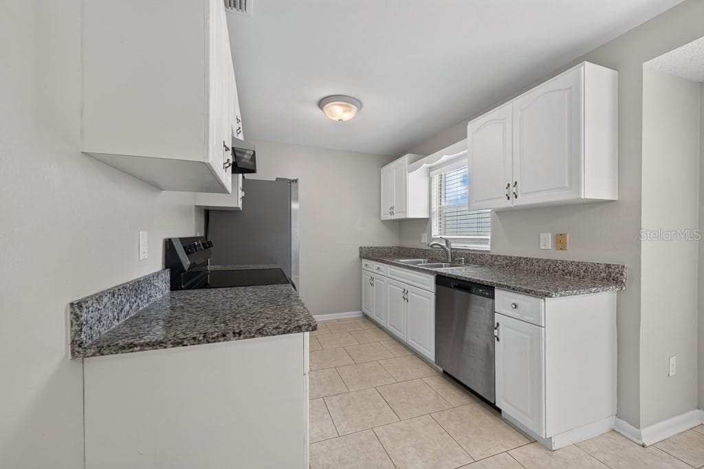 Single Family Residence at 1219 MOHRLAKE DR, BRANDON, photo 12 of 53