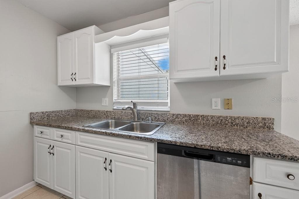 Single Family Residence at 1219 MOHRLAKE DR, BRANDON, photo 17 of 53