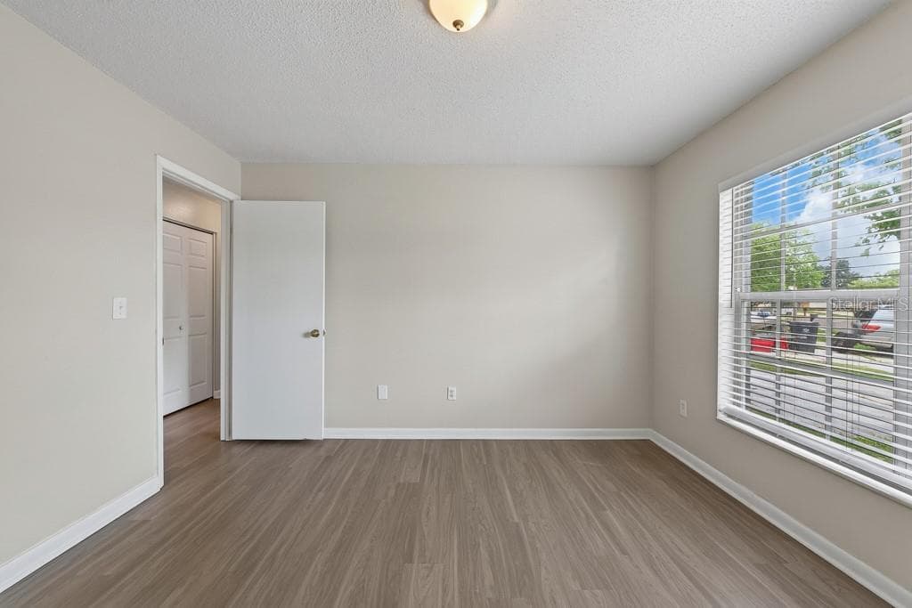 Single Family Residence at 1219 MOHRLAKE DR, BRANDON, photo 23 of 53