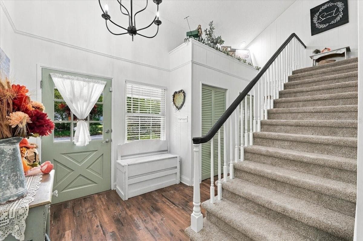 Entryway - 520 DON EL ST, LAKELAND