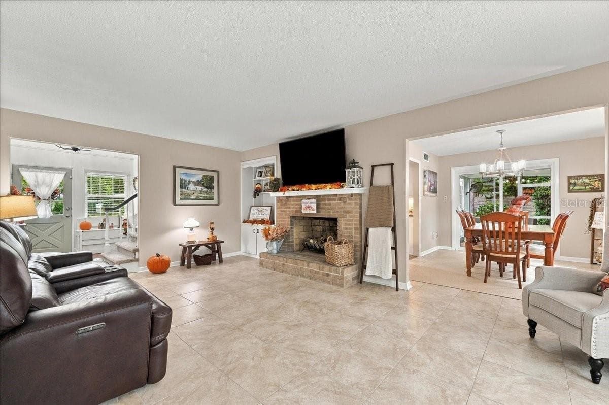 Living room - 520 DON EL ST, LAKELAND