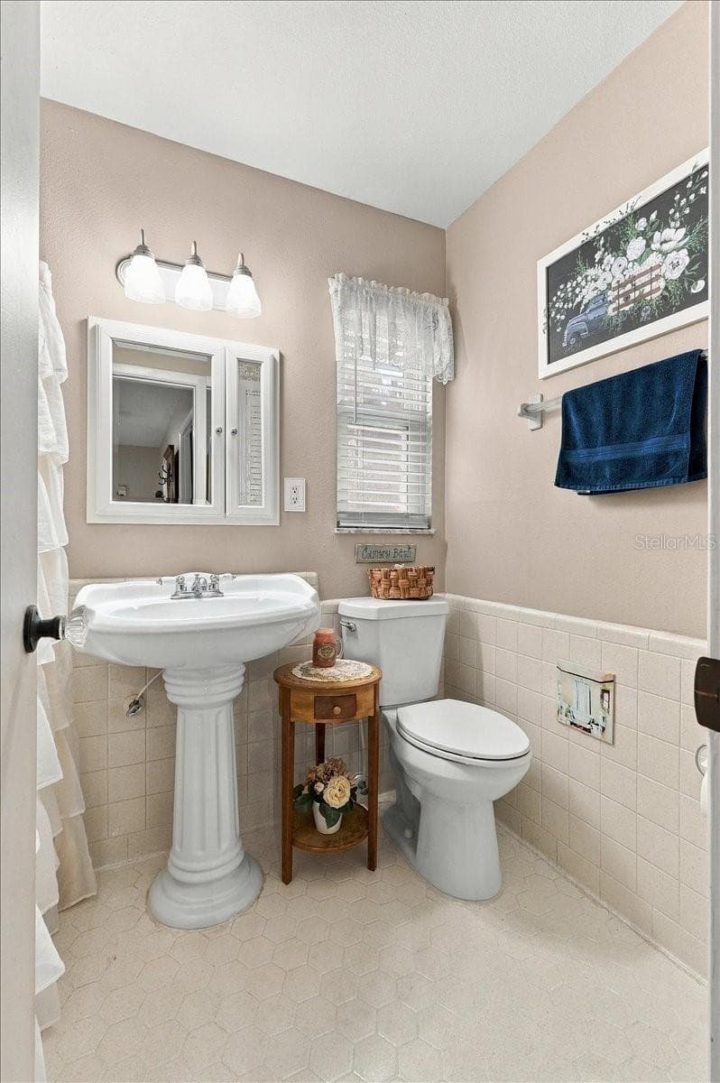 Upstairs bath - 520 DON EL ST, LAKELAND