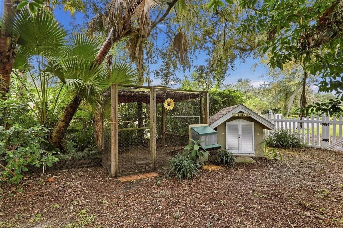 Chicken coop - 520 DON EL ST, LAKELAND