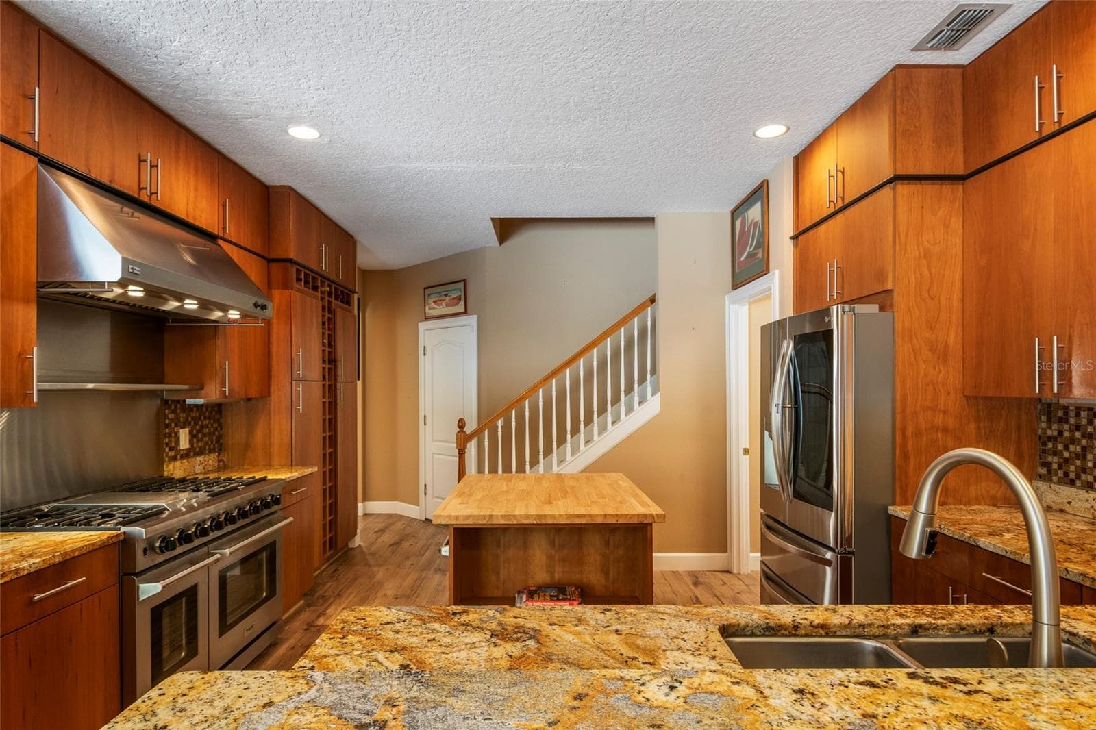 Kitchen with top of the line appliances - 2712 ALOMA OAKS DR, OVIEDO