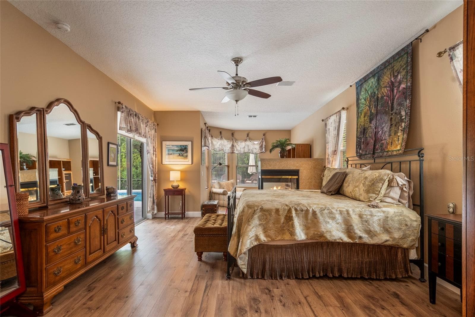 Large Primary Suite with Gas Fireplace, Sitting are and access to lanai pool area - 2712 ALOMA OAKS DR, OVIEDO