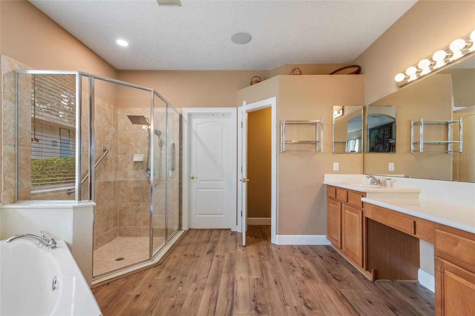 Primary En-Suite with Dual Sinks, Vanity, Garden Tub, Stand Alone Shower, Water Closet  and access to Wardrobe - 2712 ALOMA OAKS DR, OVIEDO