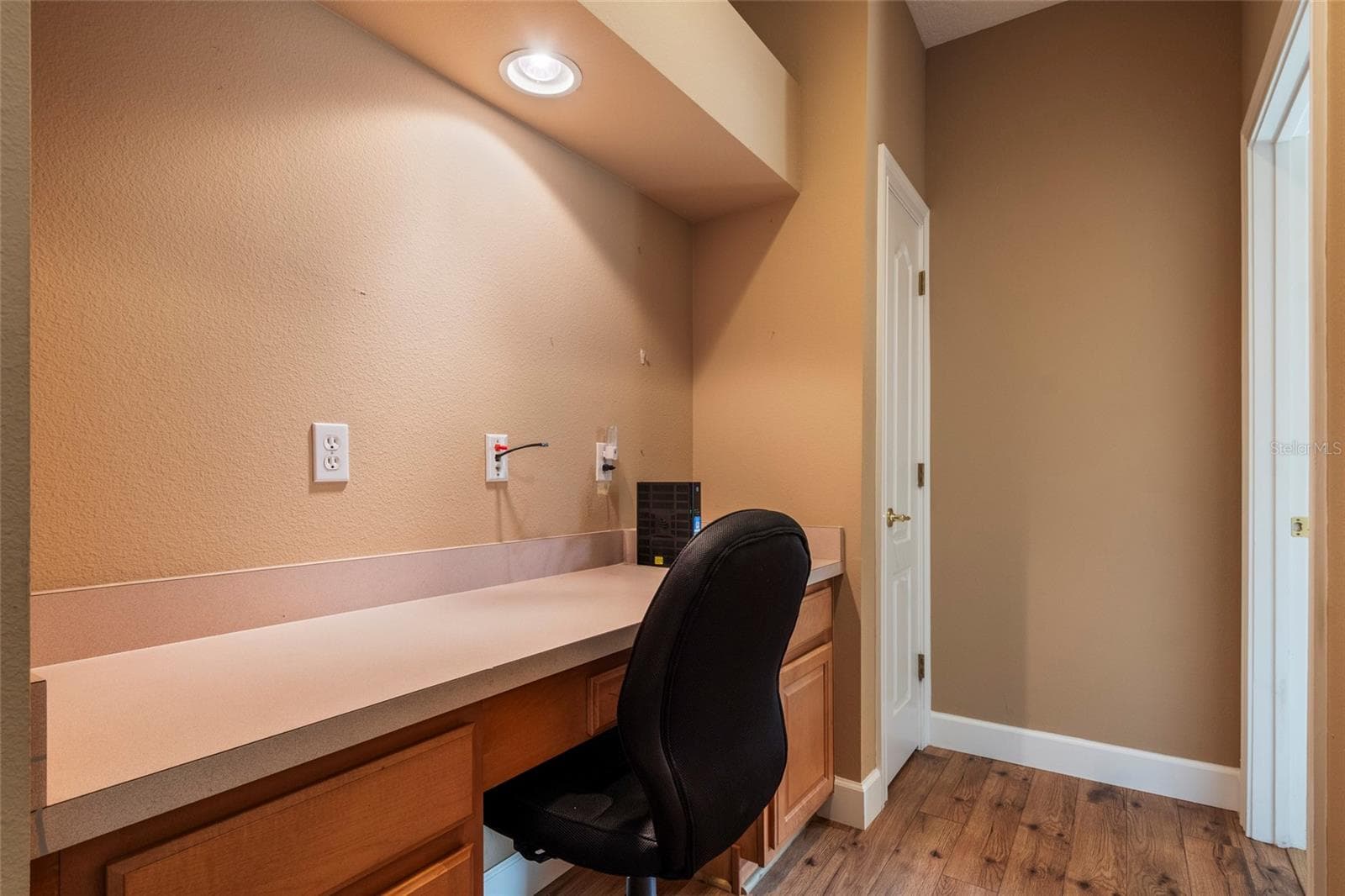 Built In Desk with Closet located between Bedroom 3-4. - 2712 ALOMA OAKS DR, OVIEDO